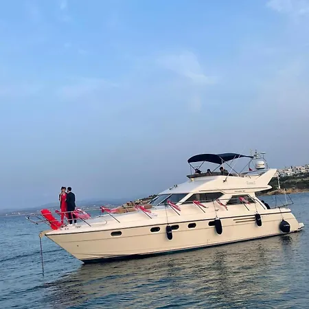 Botel Lares Yachting *
