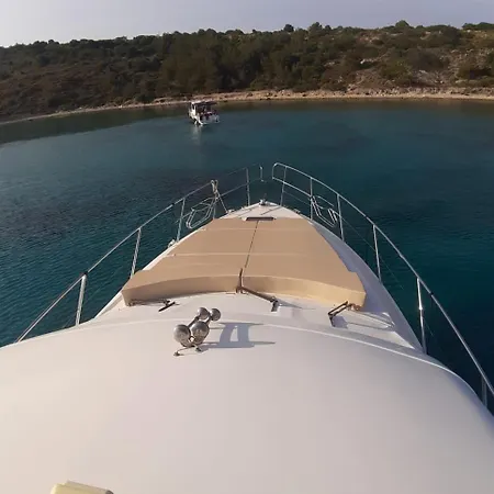 Lares Yachting Botel *