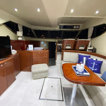 Botel Lares Yachting