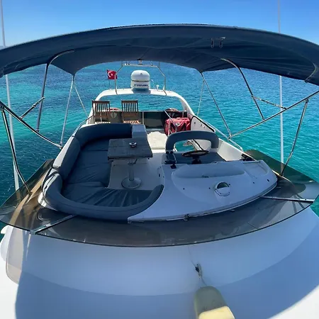 Botel Lares Yachting