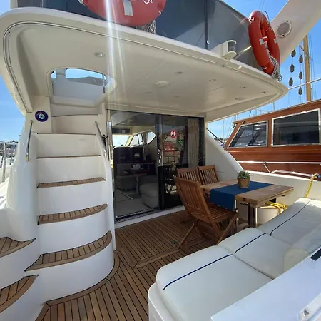 Lares Yachting Botel *