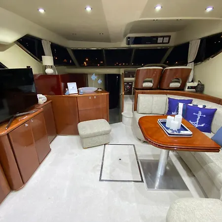 Lares Yachting Ботель *