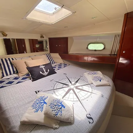 Lares Yachting Botel